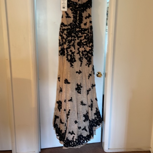 Brand new gown - Picture 2 of 6